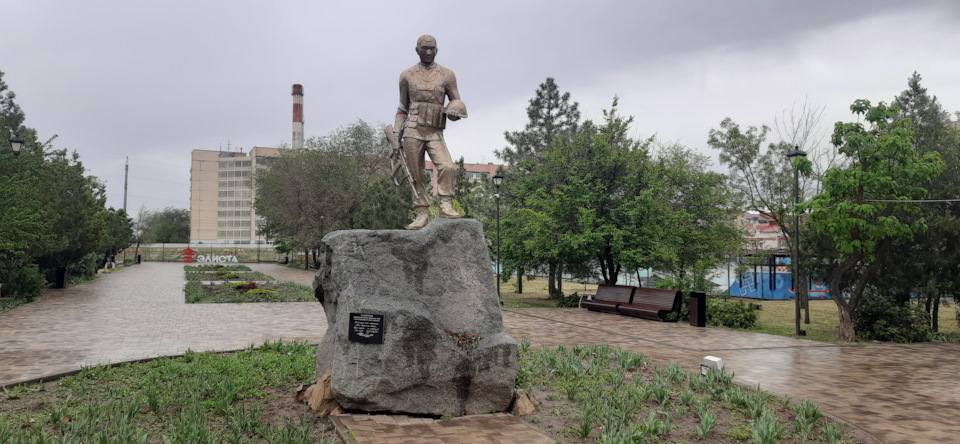 Зато улыбнул памятник воину. Уж очень получился местно-колоритным!) По лицу видно, что боец был родом из этих мест. — Jeep Cherokee (KL)