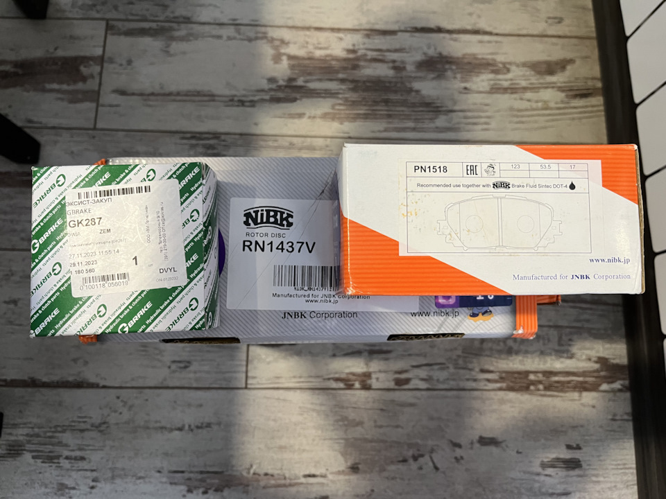 Новые передние тормоза + поворотные кулаки с новыми подшипниками ...