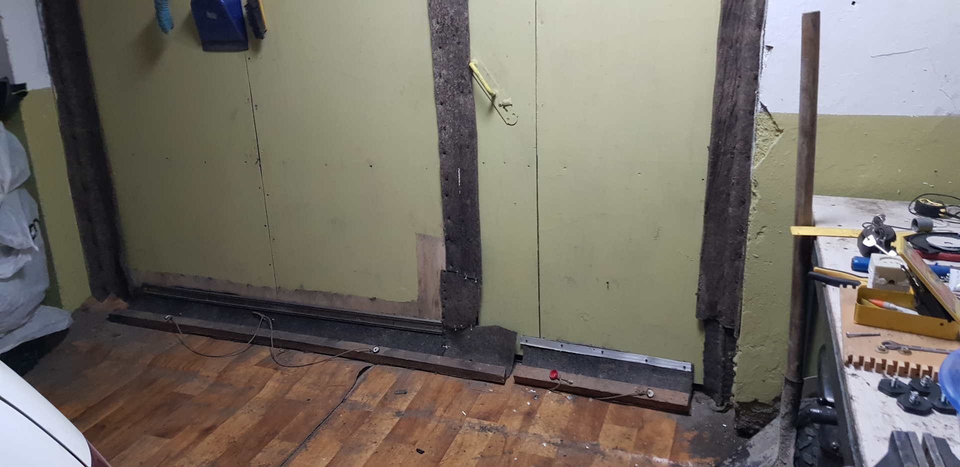 Слов нет, одни эмоции ;) КТО на что горазд или Утепление щелей гаражных ...