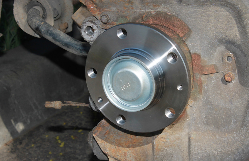 Замена задних подшипников, пыльника рейки, ревизия троса ручника ...