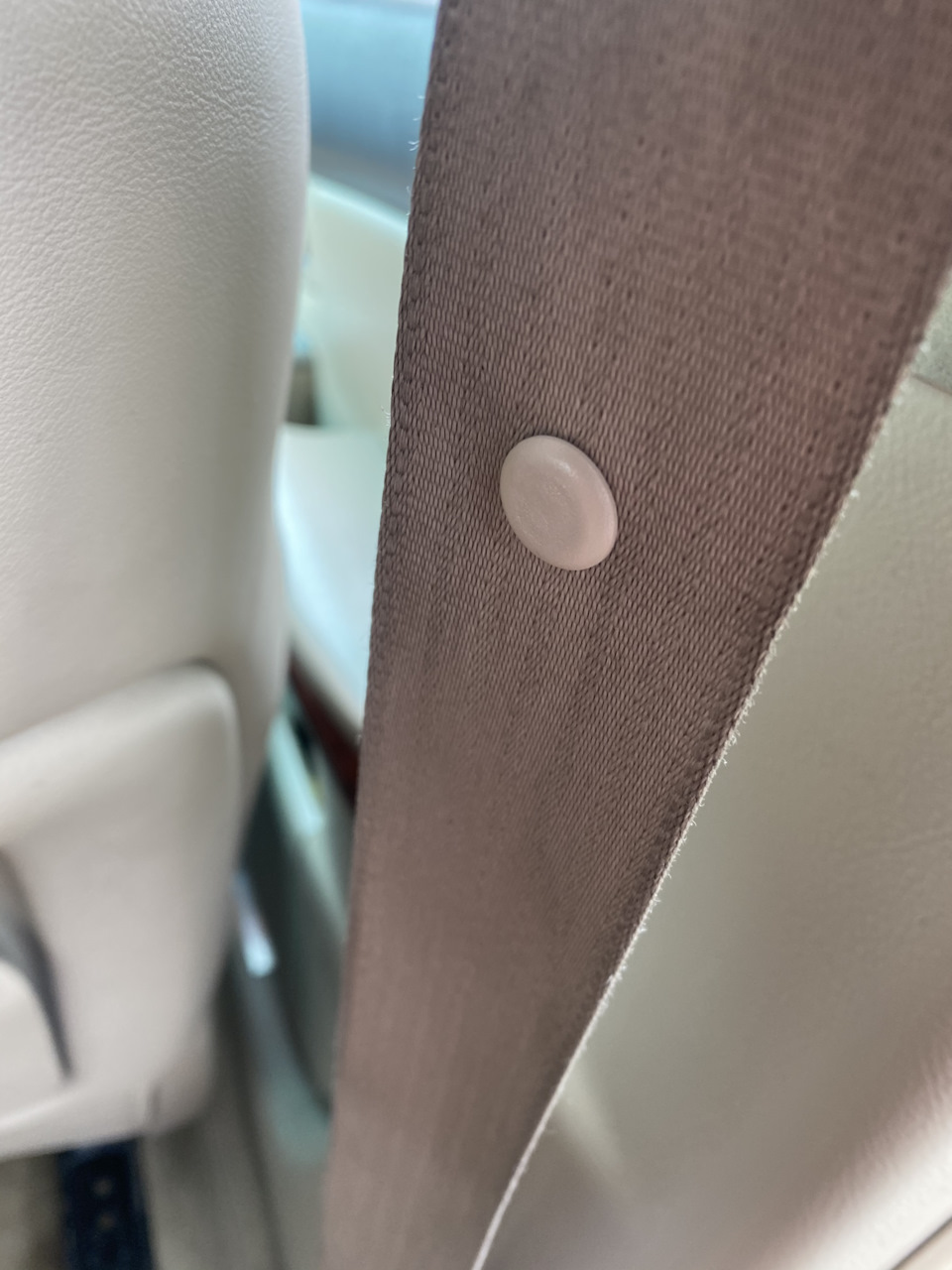 Замена подрулевого шлейфа, установка ограничителей защелок ремня ...