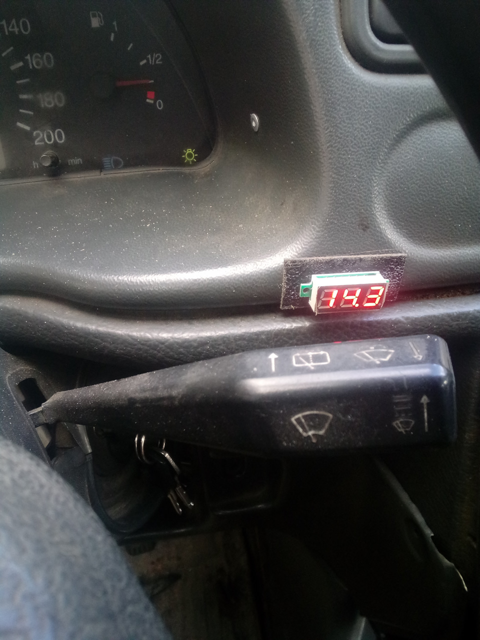 Дальний, две печки на максимум и обогрев заднего стекла. Надо было переднюю на вторую включить, чтоб глянуть как с помпой будет. — Lada 2120 Надежда