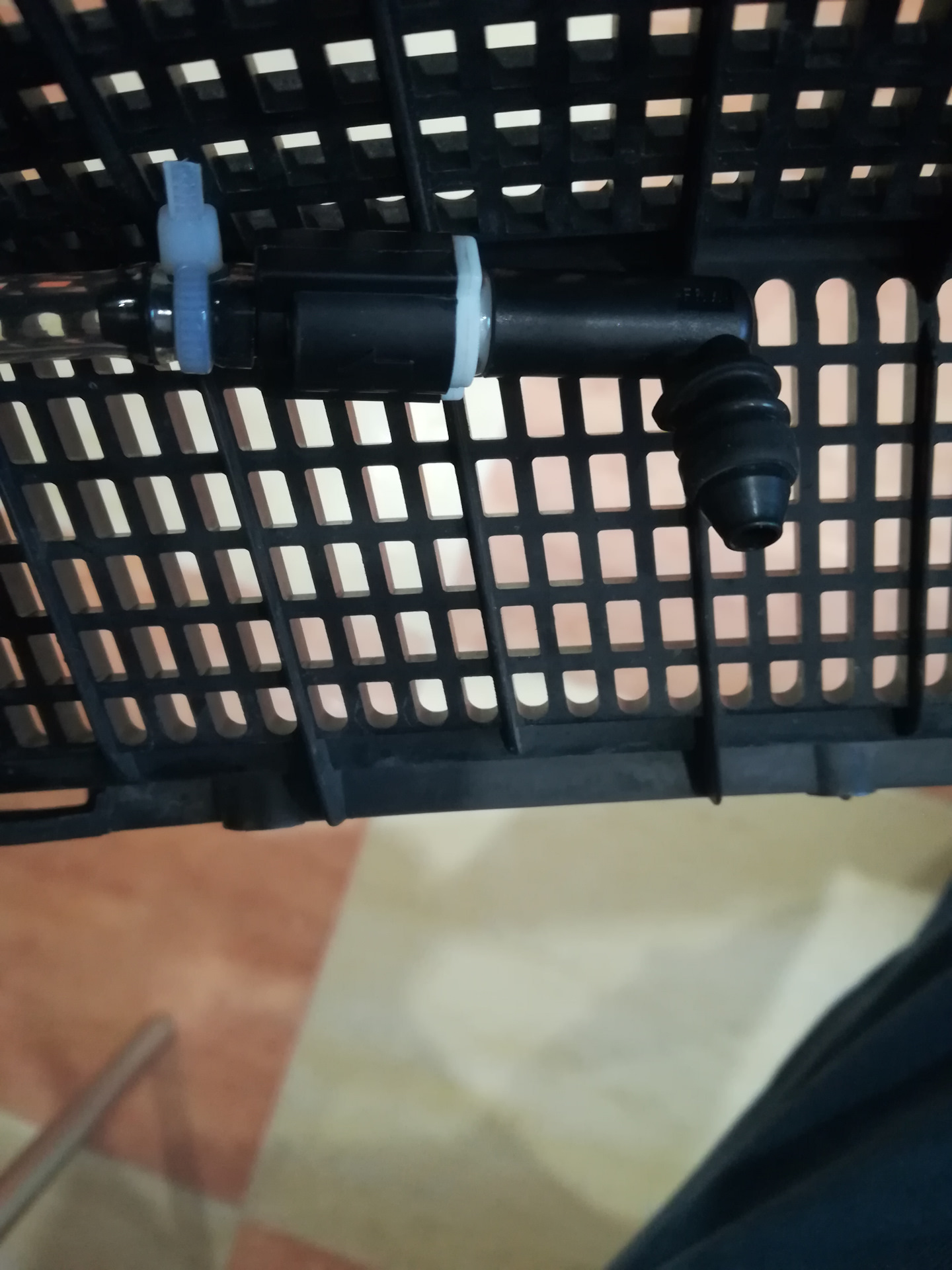 Уж лучше два раза поменять салонный фильтр, чем веерные форсунки ...