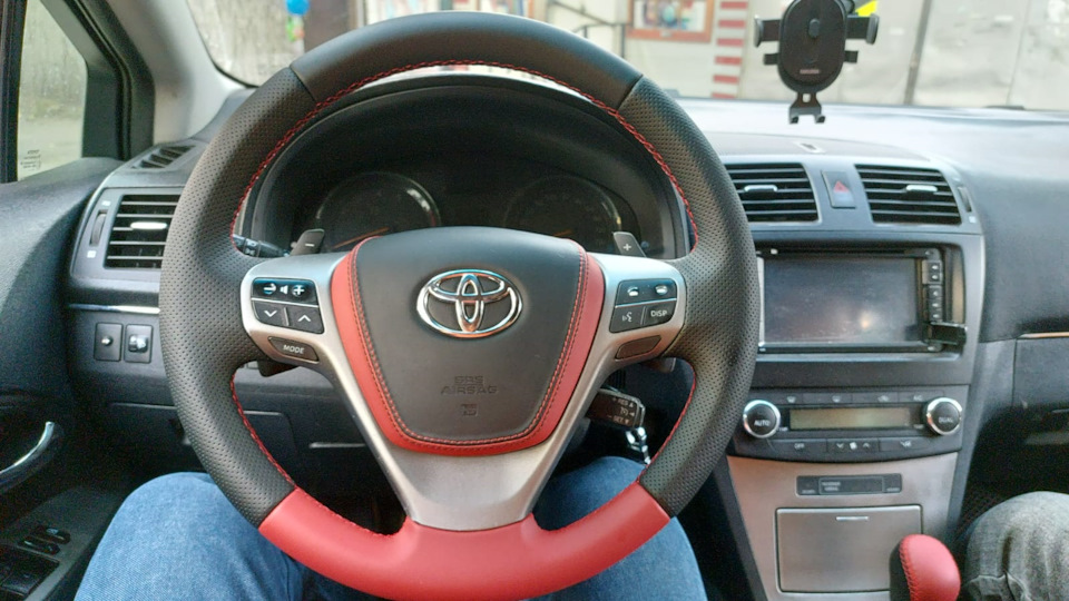 Установка магнитолы и мониторов для задних пассажиров в Toyota Avensis ...