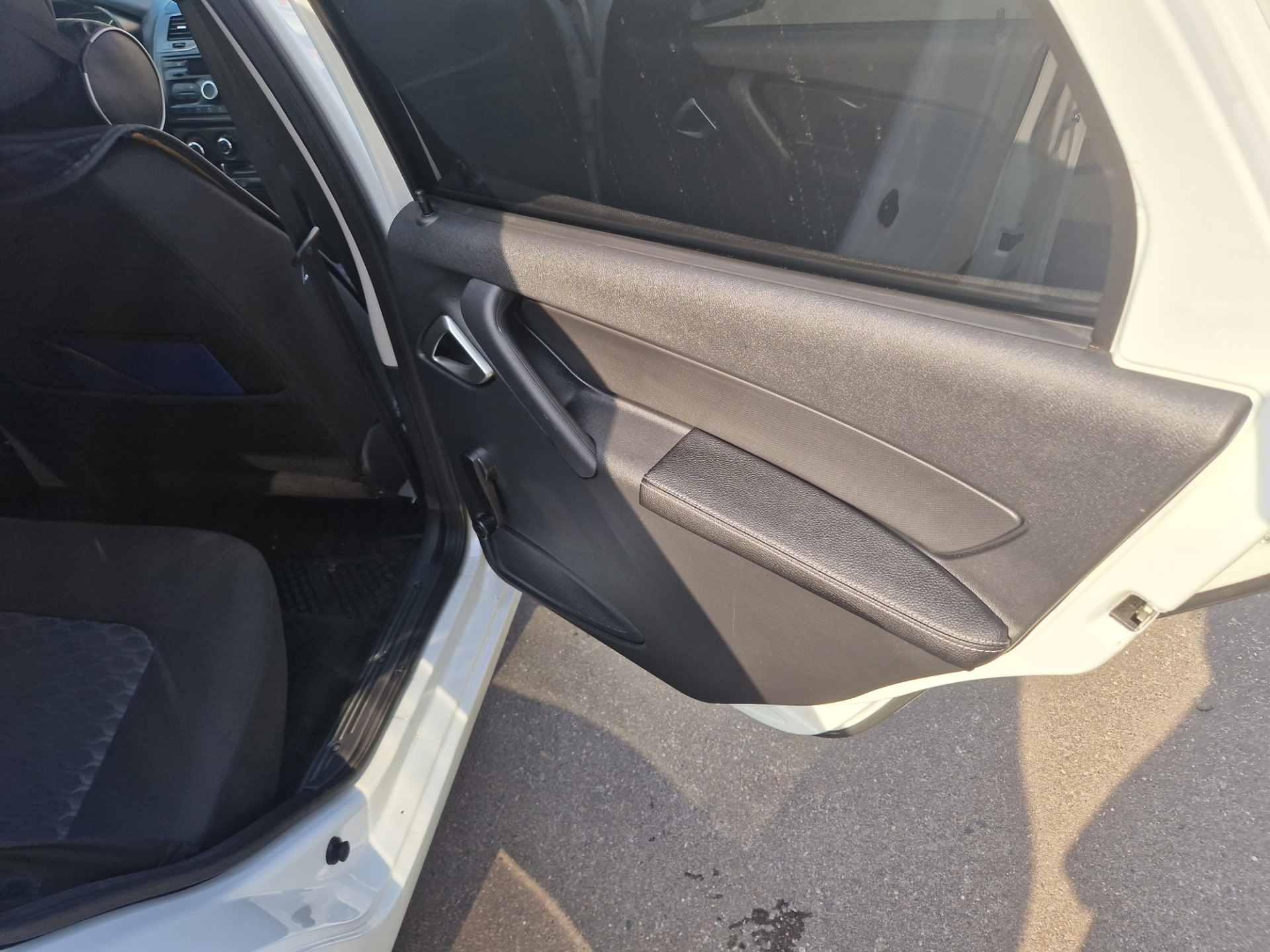 Накладки на дверные подлокотники со строчкой из кожи на Lada Granta FL ...