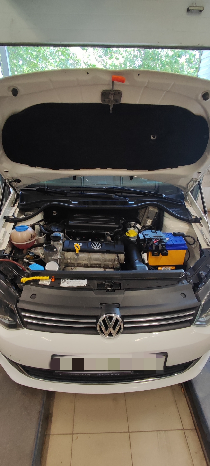 Проверка и дозаправка кондиционера. — Volkswagen Polo Sedan, 1,6 л ...