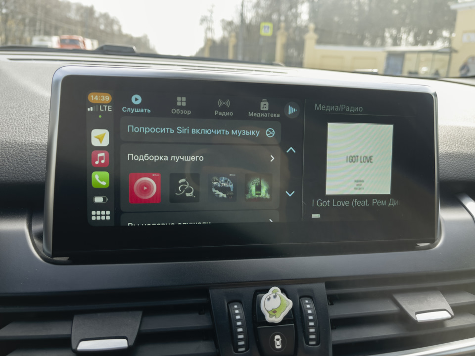 Вот так красиво раскрываются приложения с музыкой, у яндекса примерно так же. Так как есть обе подписки, пользуюсь попеременно то одной то второй, примерно круто у обоих всё) — BMW 2 series Active Tourer (F45)