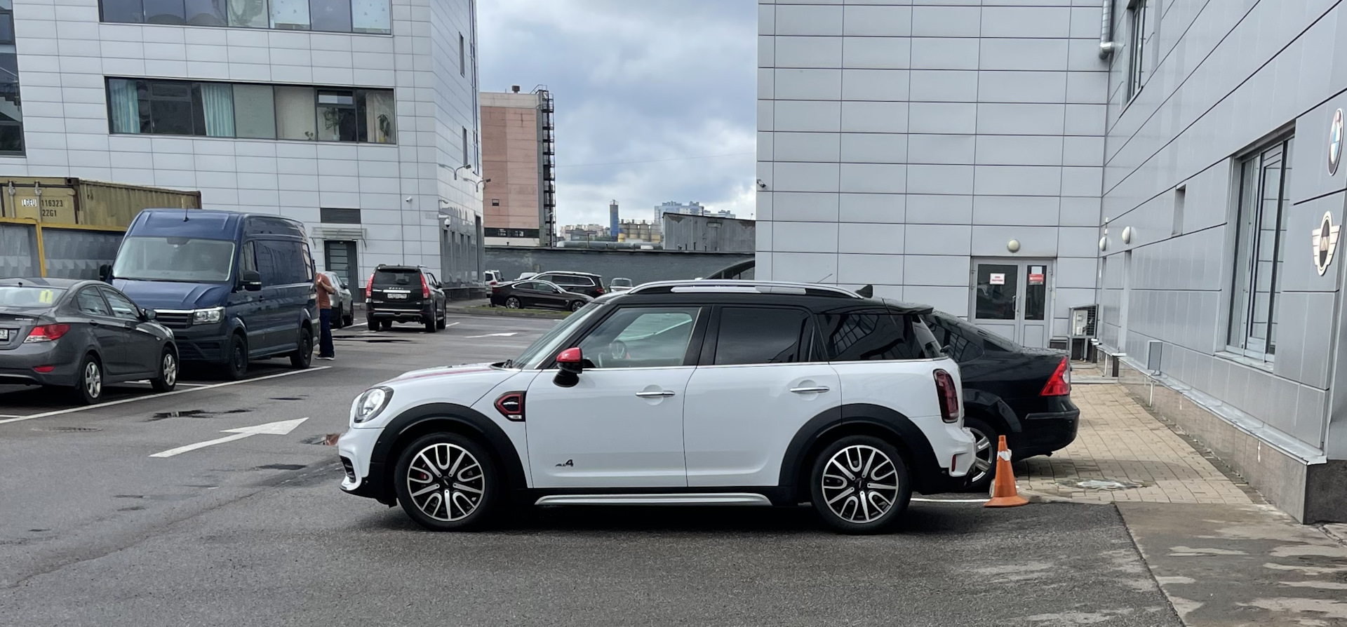 Машина уехала — MINI John Cooper Works Countryman (2G), 2 л, 2018 года ...