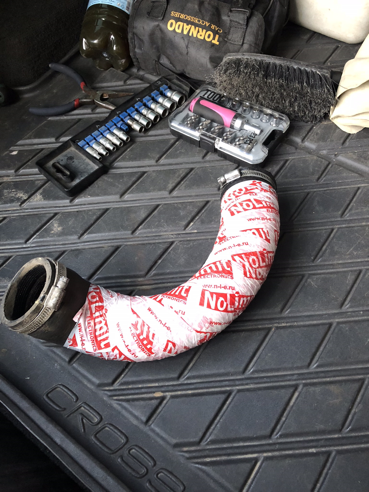 Лопнул патрубок интеркулера😱Part №1 — Volvo XC90 (1G), 2,5 л, 2008 года ...