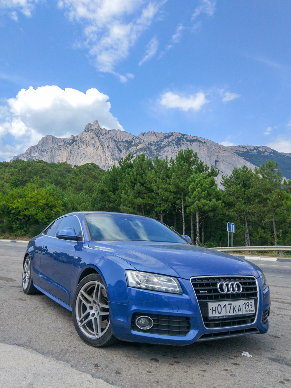 Сзади Ай-Петри, мы только готовимся к восхождению, ну или точнее возъезжанию. =) — Audi A5 (1G)
