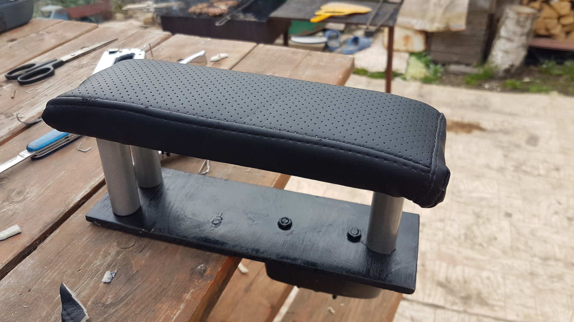 Подлокотник под левую руку. Подлокотник под левую руку гранта. Подлокотник под левую руку на дверь авто. Подлокотник под левую руку лифан х 60. Подлокотник двери мазда сх5 2021.