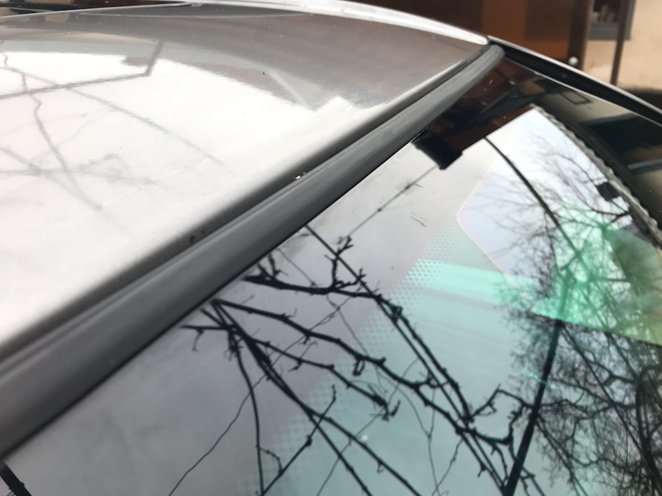 Лобовое стекло х5 е70. Верхний уплотнитель лобового стекла БМВ е36. Верхний уплотнитель лобового стекла BMW x3 f25. Верхняя резинка лобового BMW e60. Верхняя резинка лобового BMW у60.