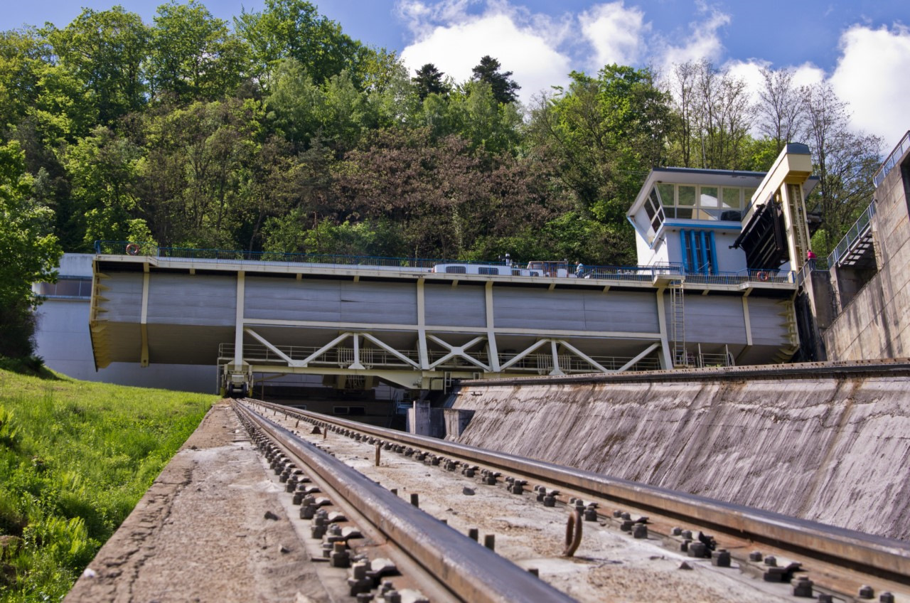 Лифт на реке. Судоподъемник красноярской гэс. Красноярск судоподъемник гэс. Судоподъемник дивногорск. Судоподъёмник стрепи-тьё.