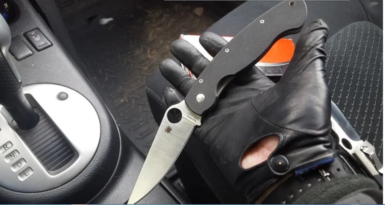 Ножевая машина. Нож в машину. Авто ножик. Средства самообороны в машине. Разрешённые ножи в автомобиле.