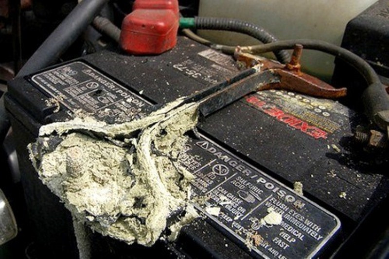 Вентиляционные отверстия необслуживаемого акб. Вытек аккумулятор что делать. Течь аккумулятора. Окисление аккумуляторной клеммы. Окись на клемме акб.