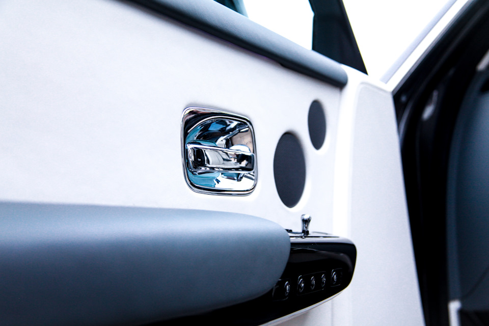 Автомобиль открытые двери rolls royce