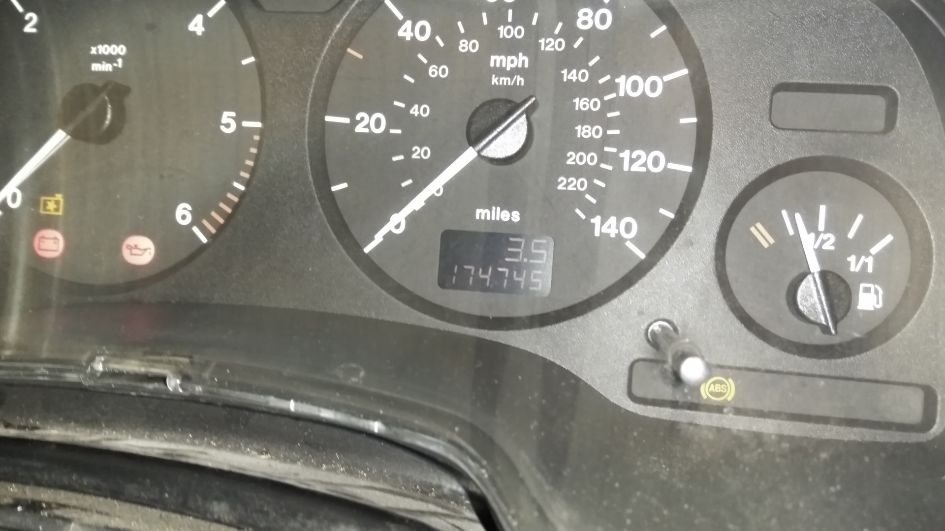 Километраж. Сброс пробега с приборной панели калина. Не работает одометр на опель зафира. Скрытые функции кнопки сброса километража на ауди а3,4. Обнулить километраж на ивеко.