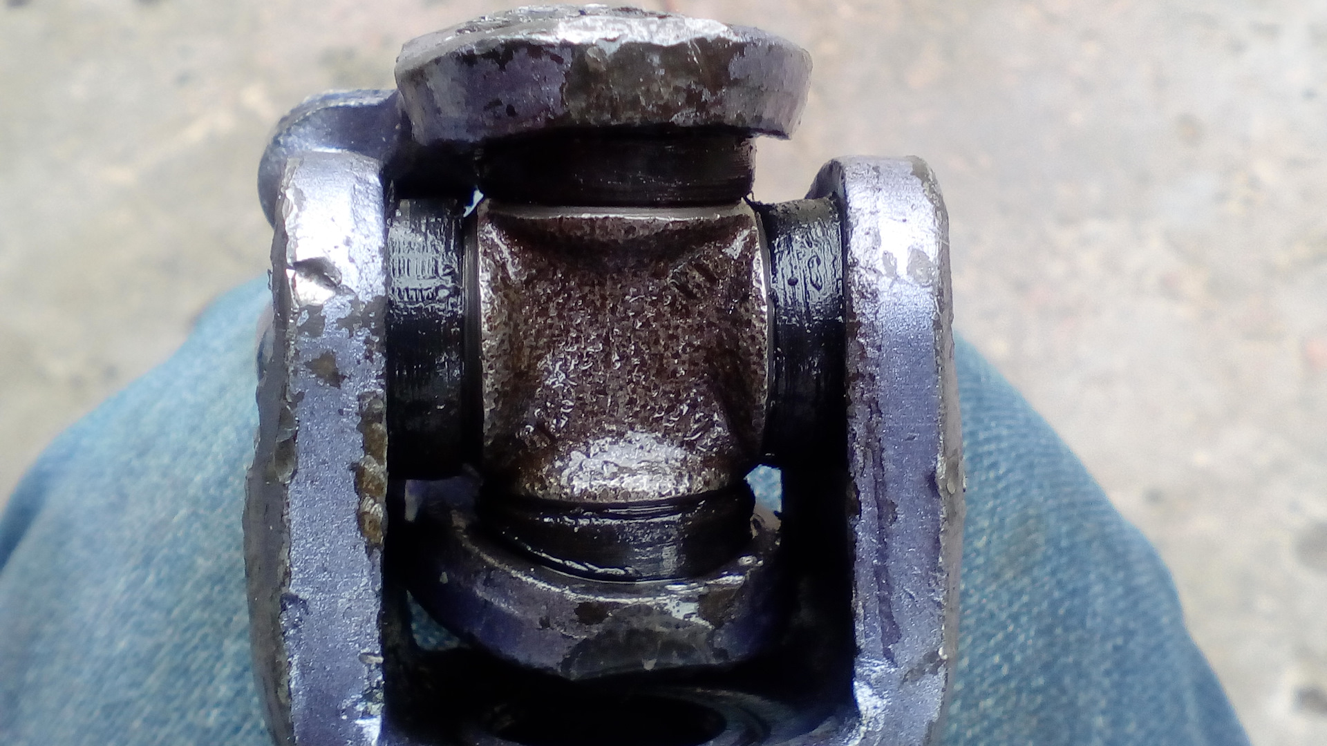 Замена крестовины 2105. Замена крестовины 2105. Крестовина кардана ваз 2107. Крестовина карданного вала ваз 2107. Крестовина рулевого кардана scania 5.