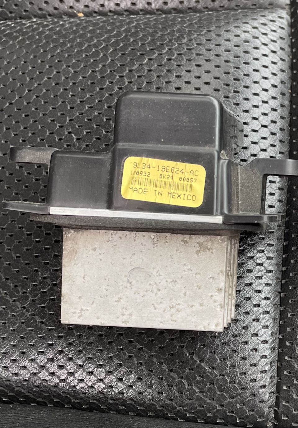 Замена сопротивления моторчика печки — Lincoln Navigator (3G), 5,4 л ...