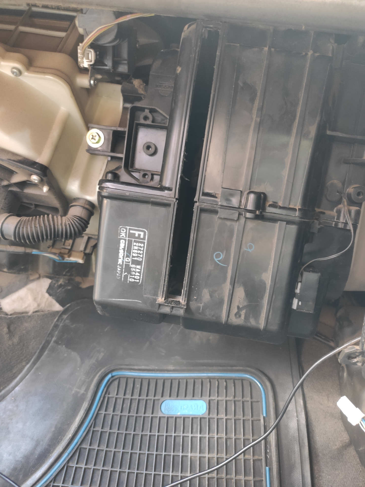 Замена салонного фильтра - Nissan X-Trail I (t30), 2,2 л, 2004 года своими рукам