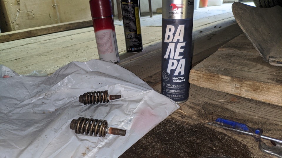 Настало его время. Резьбу обрабатывал медной смазкой в спрее. — Mitsubishi Pajero Sport (2G)