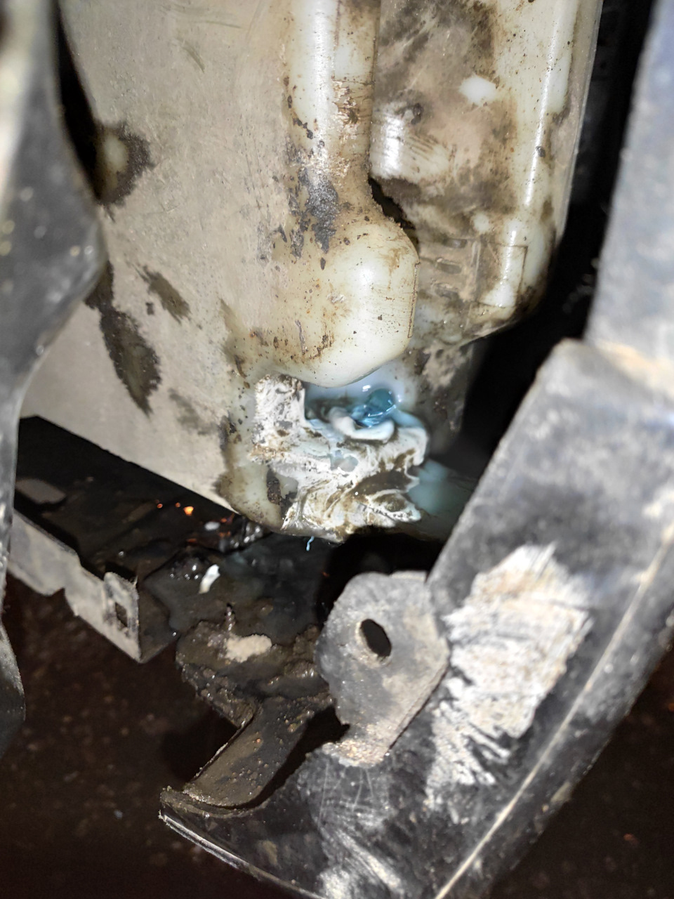 Когда вынул насос, омывайка, которая была в бочке потекла) — Mitsubishi Lancer Sportback