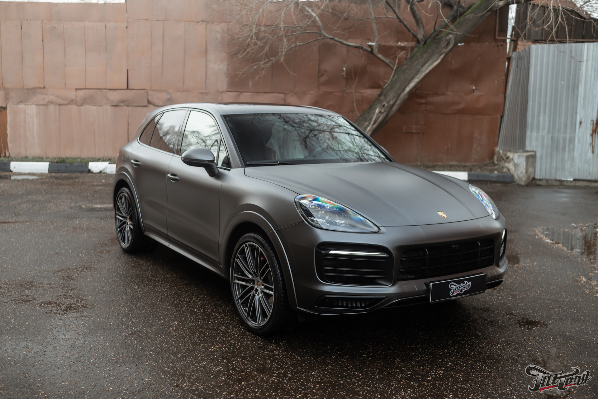 Porsche Cayenne в матовой пленке