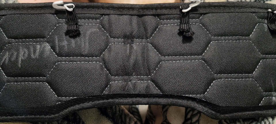 Вот видны старые швы по середине и перенесенные крючки, теперь по бокам. — Mitsubishi Outlander XL