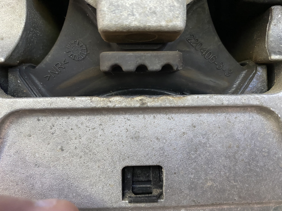 На фото сложно это увидеть, но вот тут левую канавку хорошо видно) Собственно наличие этих полосок — явный признак того, что подушка у вас уже умерла, впринципе коллегиально к этому же и пришли — BMW 2 series Active Tourer (F45)