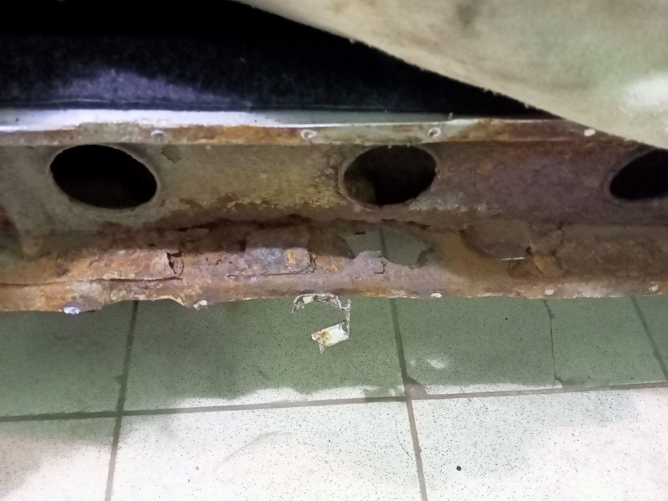 Район водительской двери. Короб подгнил. — ГАЗ 31105