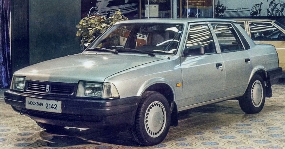 У 2142 коротыша на широкой морде был свой 2142 капот. Он и еще второй 2142 пожертвовали своими моторами для первого Долгорукого в черном цвете и 2141ДБ автопробежного испытательного разгонного автомобиля. — Москвич 2141