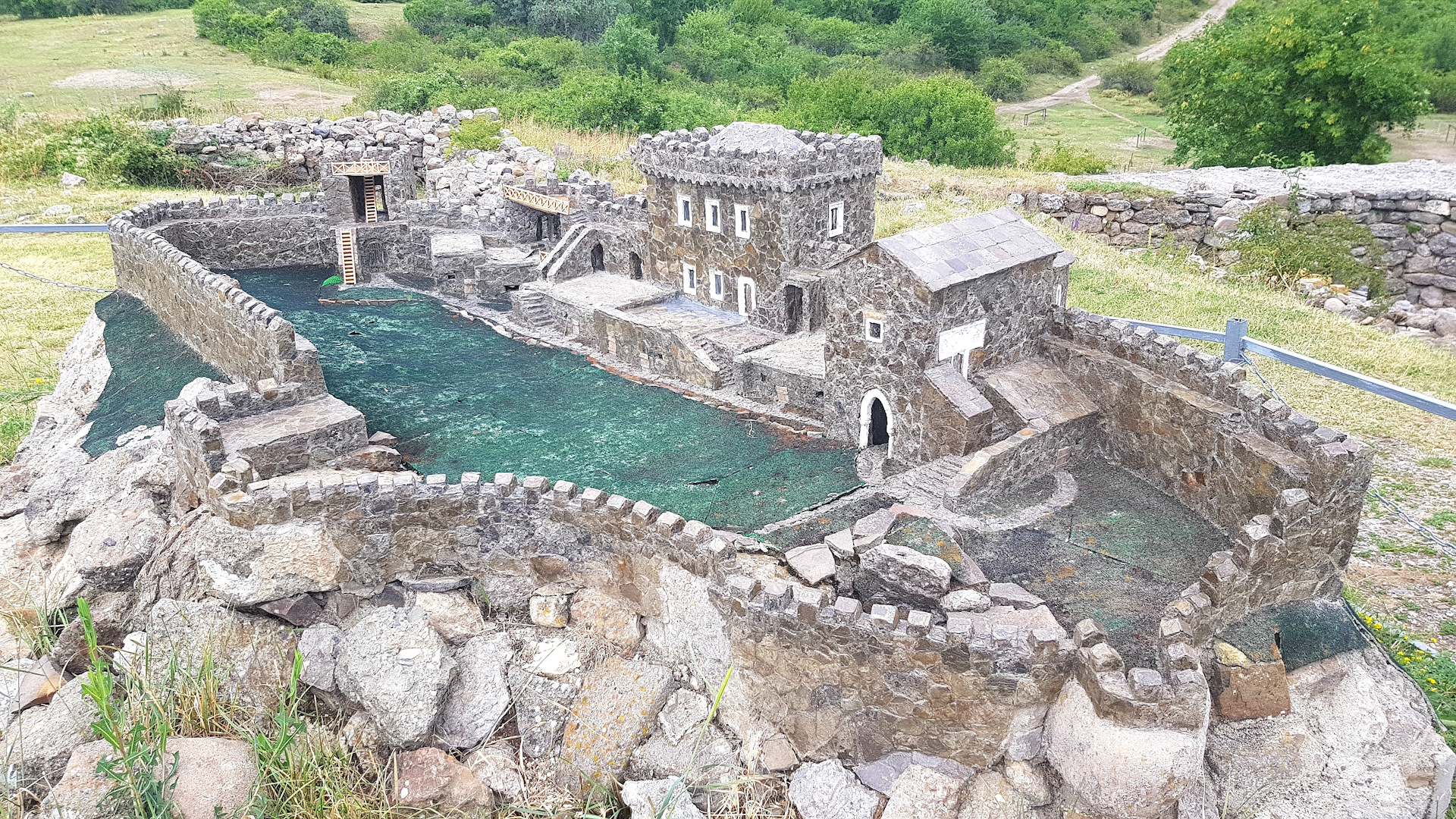 Крепость фуна. Крепость Фуна Алушта. Крепость Фуна в Крыму. Крепость Фуна в Крыму фото. Укрепление Фуна в Крыму.