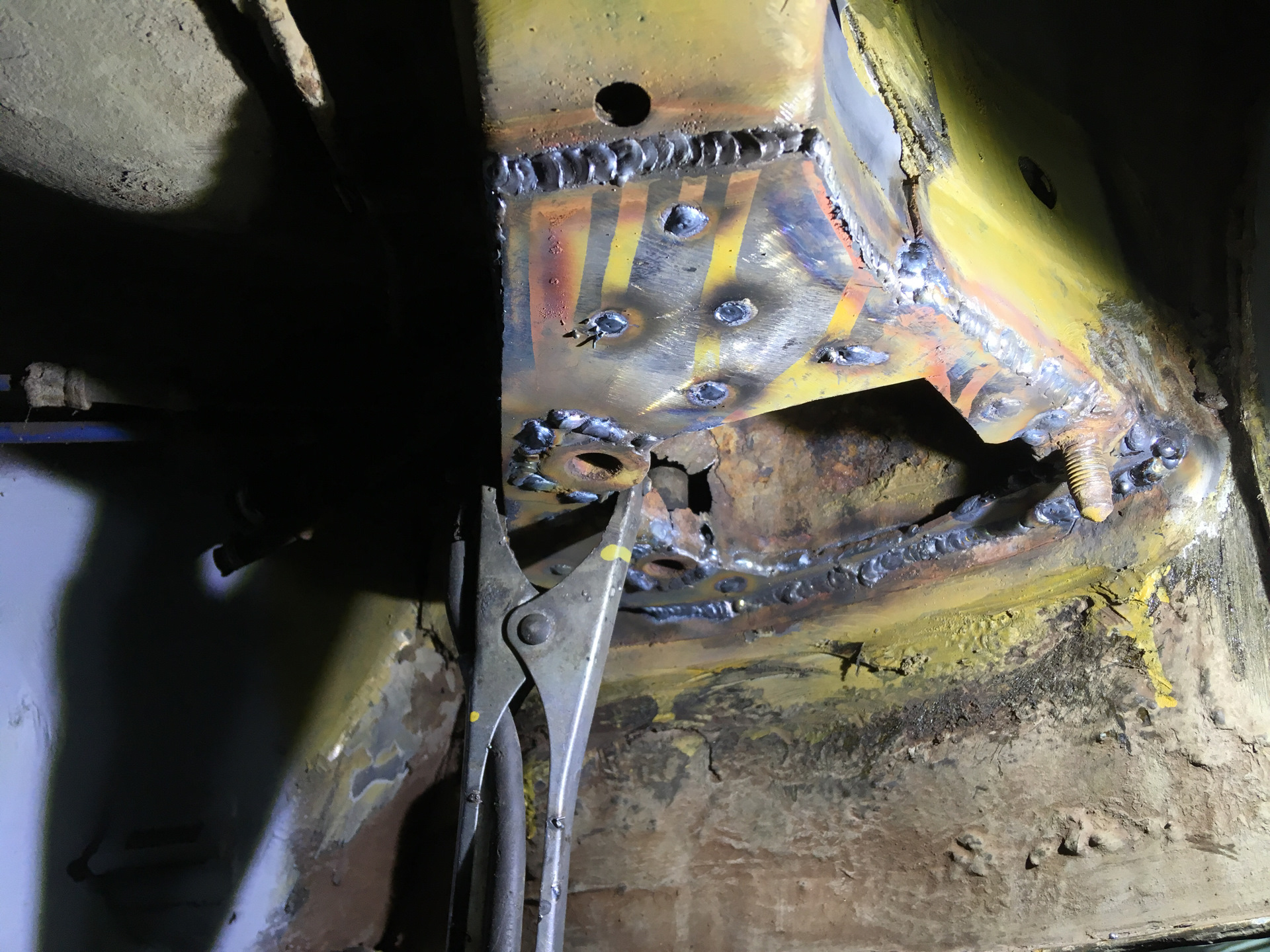 Подрамник гольф 2 вид снизу. Подрамник w201. Ej255 фото с заду. Крепление заднего подрамника. Усиление подрамника bmw e36 палстины.