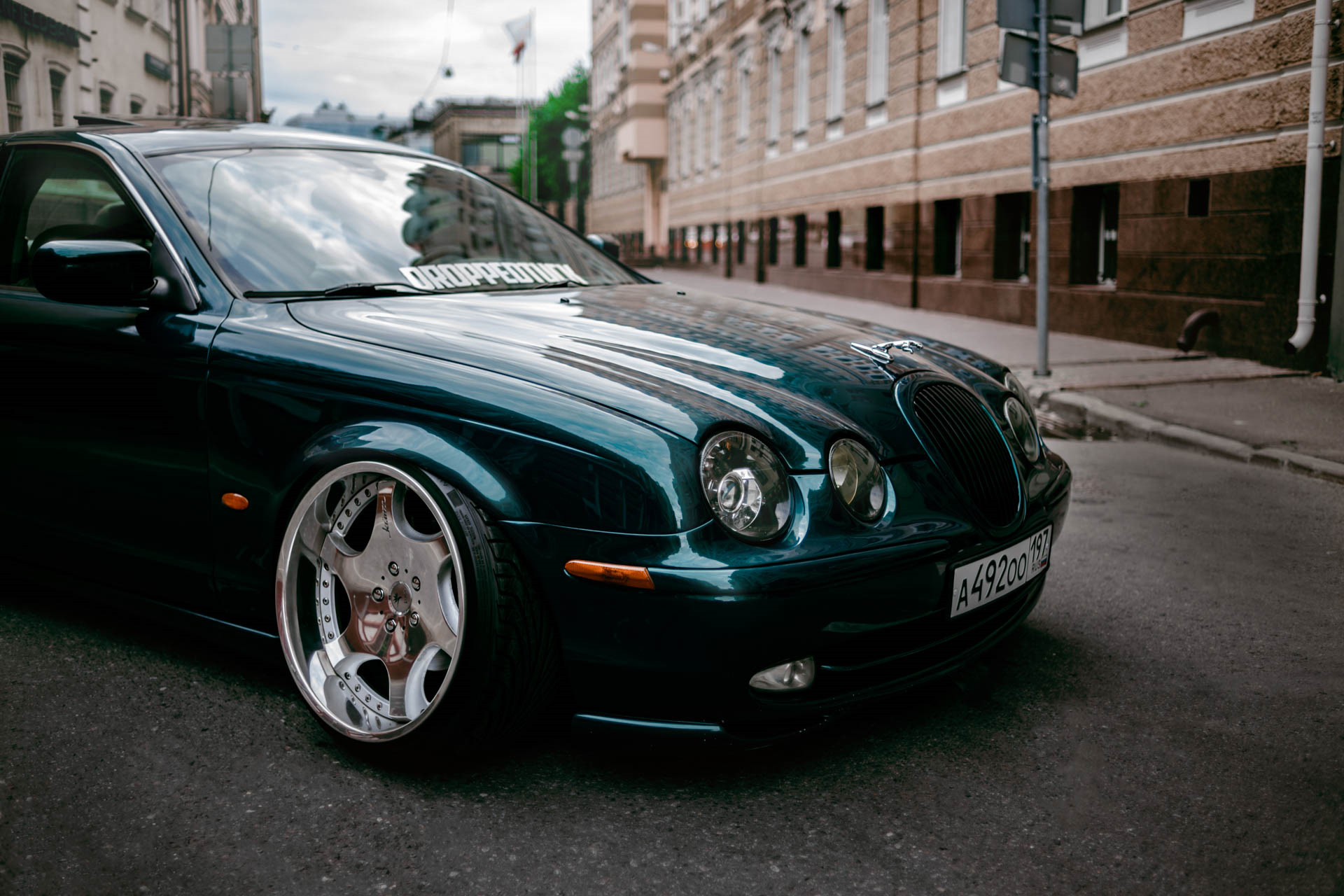 Jaguar XJ stance