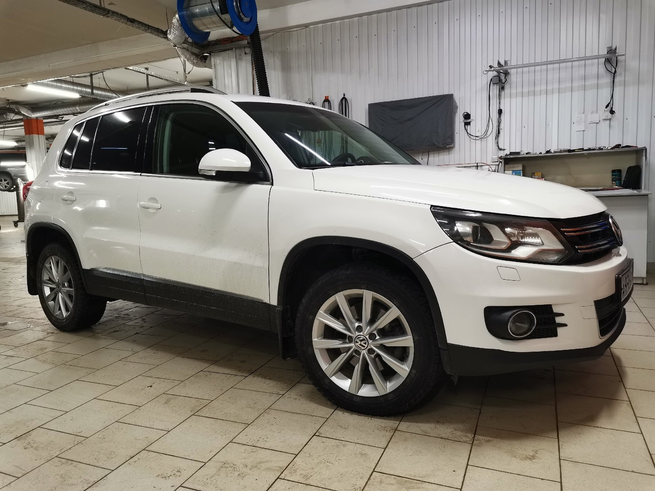 Tiguan 2013 2.0 tsi. Обвес Volkswagen Tiguan 2013. Фольксваген Тигуан золотой. Прошивка Тигуан. Фольксваген Тигуан 2018 тюнинг.