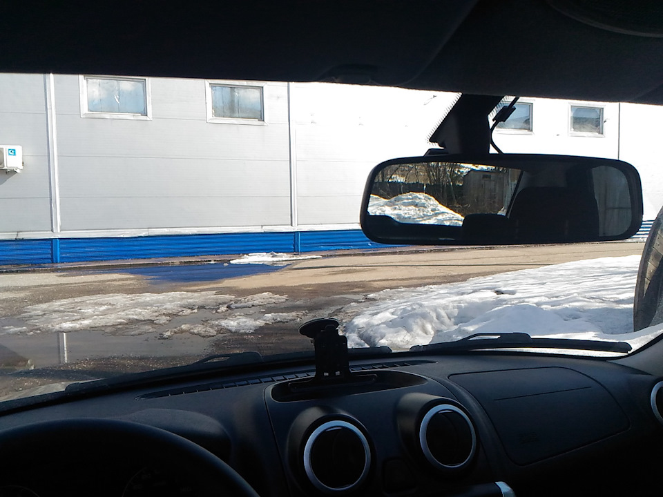 Зеркало на своём месте, регистратор почти не виден. — Lada Гранта (1G)
