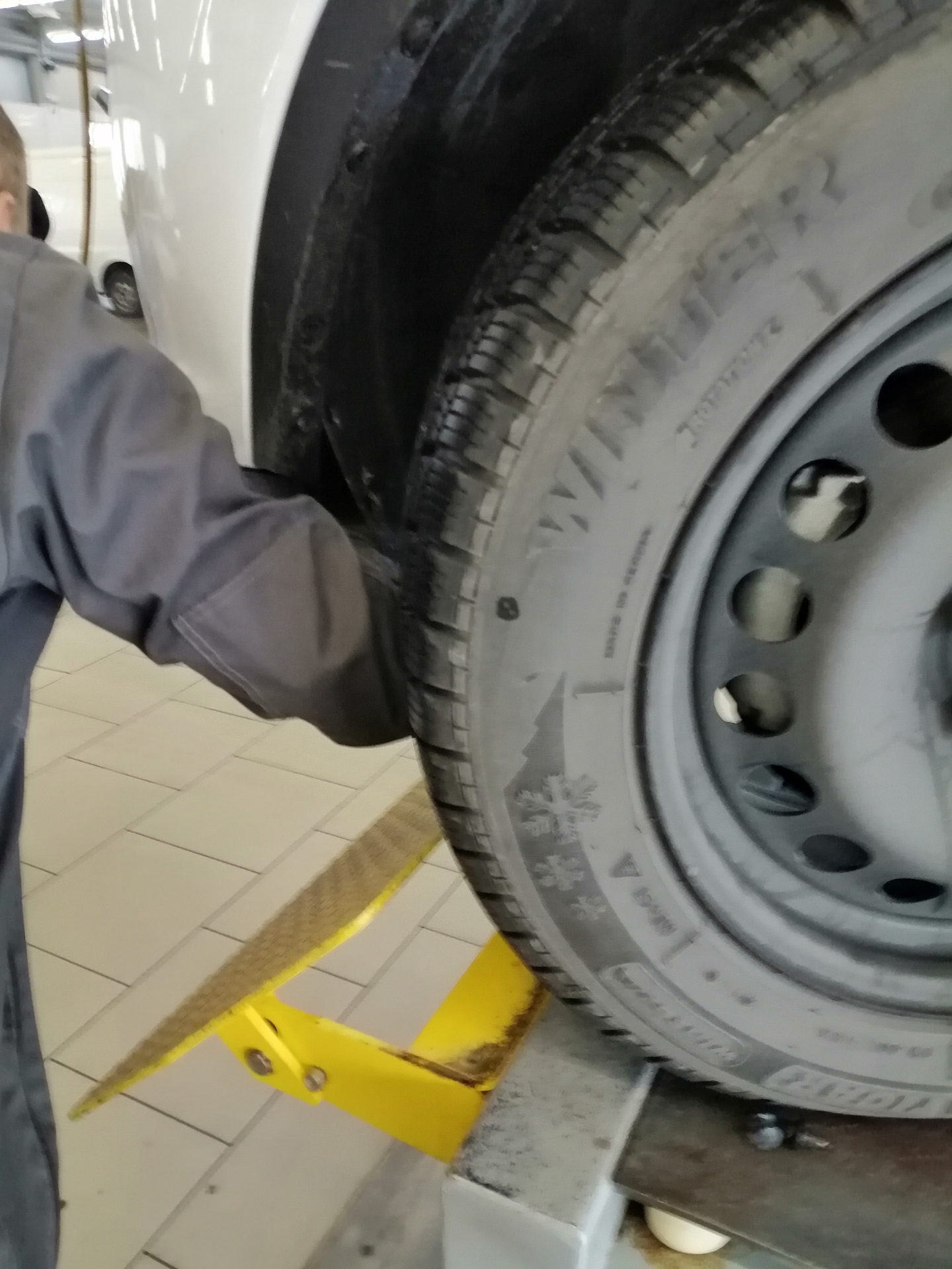 Замена лампочки H10 в ПТФ без снятия подрыльника. — Ford Kuga (2G), 2,5 ...