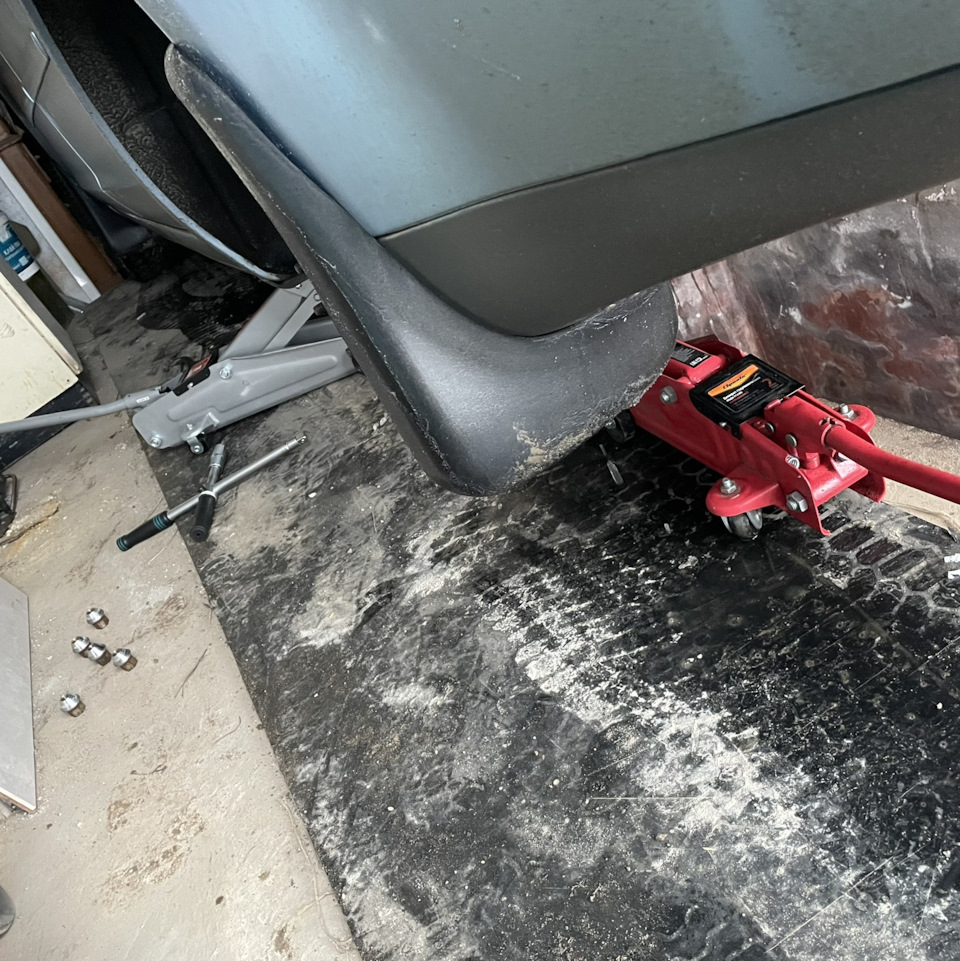 №134 — Поломка, замена опор задних амортизаторов на STELLOX — 12