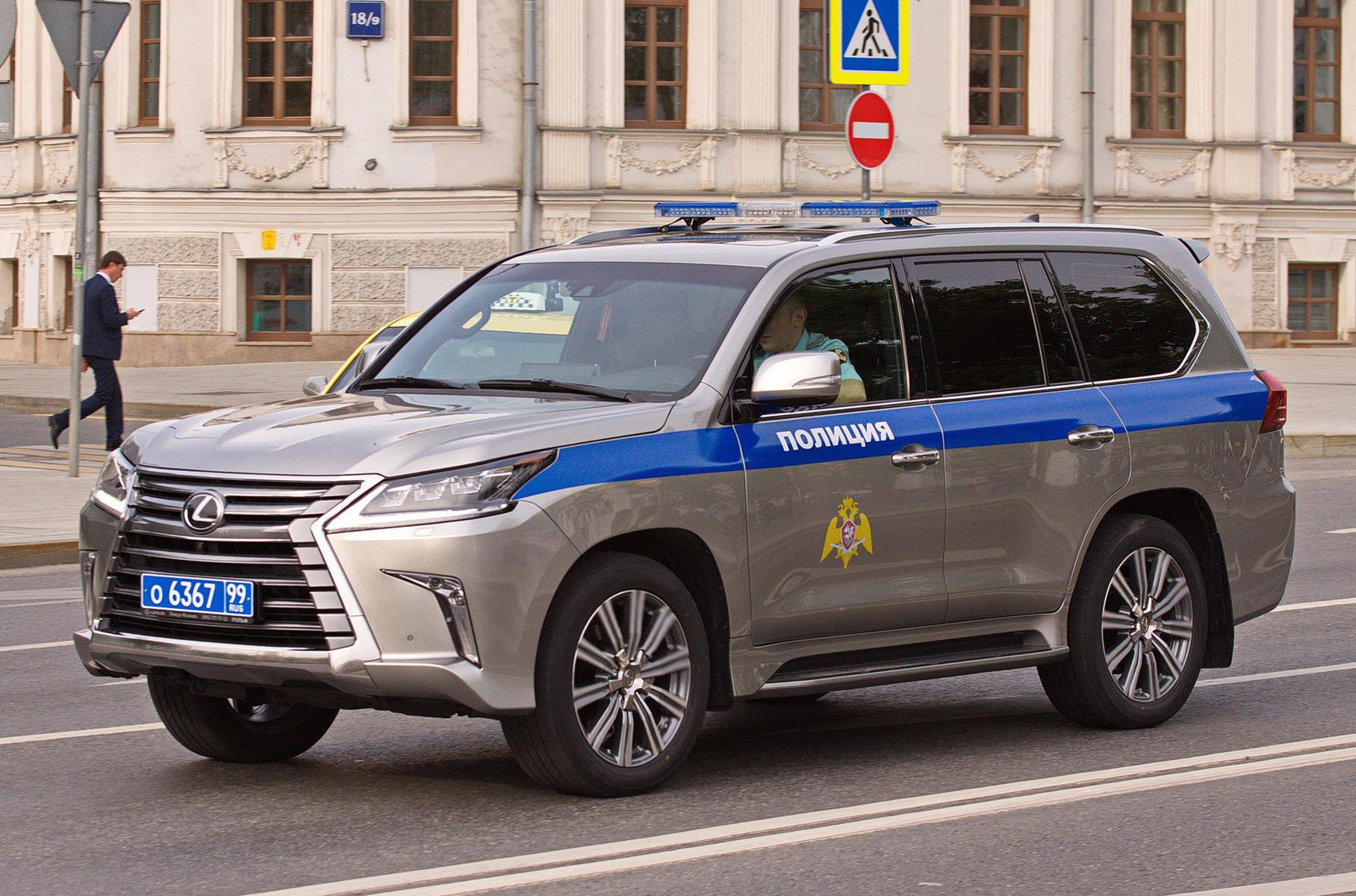 Номер полиции в москве. Lexus LX 570 полиция. Лексус 570 с мигалками. Lexus LX 570 С мигалкой. Лексус ЛХ 570 С мигалками.