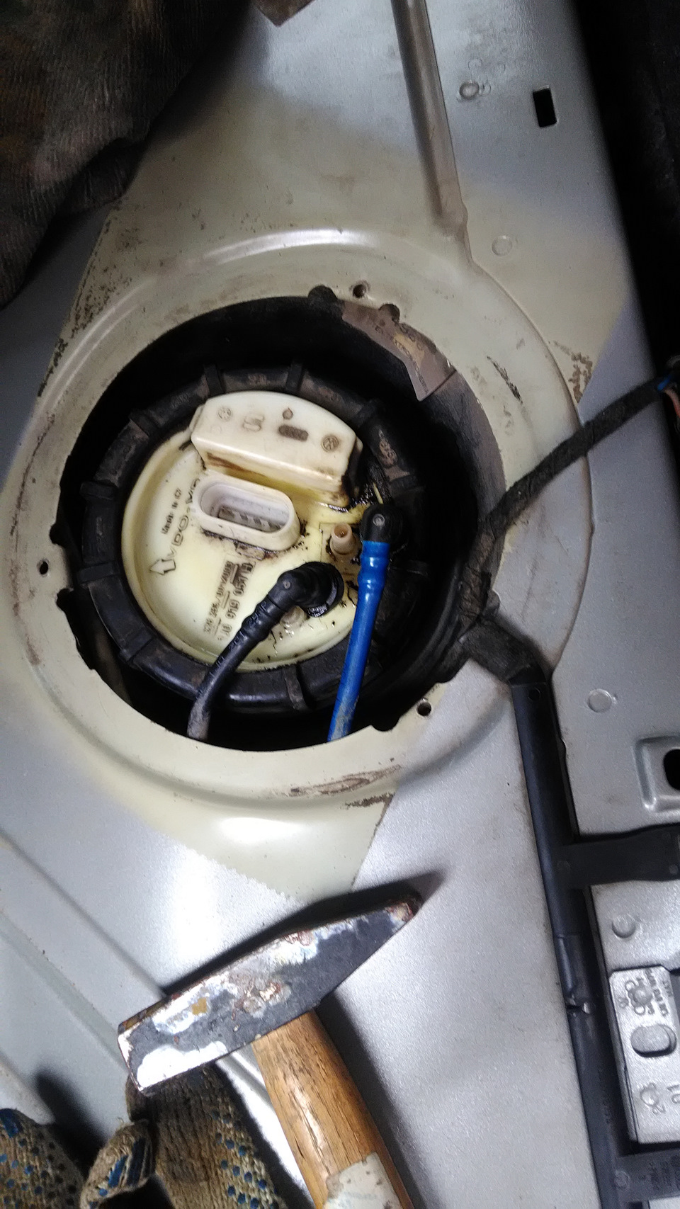 Стрелка уровня топлива танцует танго… — DRIVE2