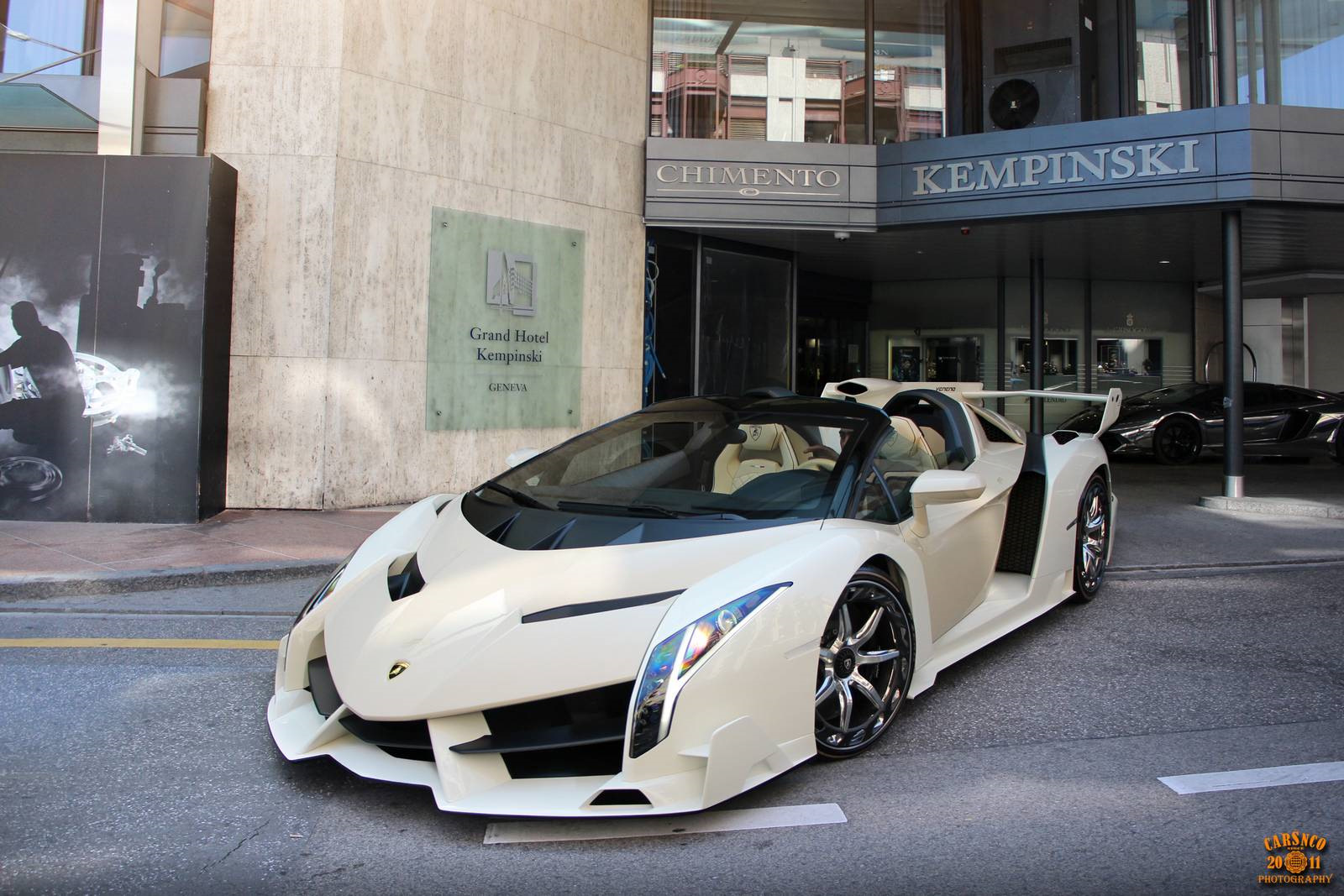 Lamborghini Veneno Roadster белая