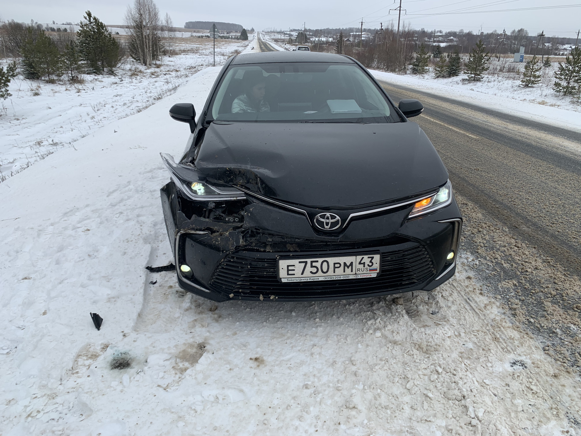 Королла зимой. Toyota Corolla e210 антихром. Тойота Королла 210. Разбитая Тойота Королла 2019 года. Тойота Королла 210 ночью.