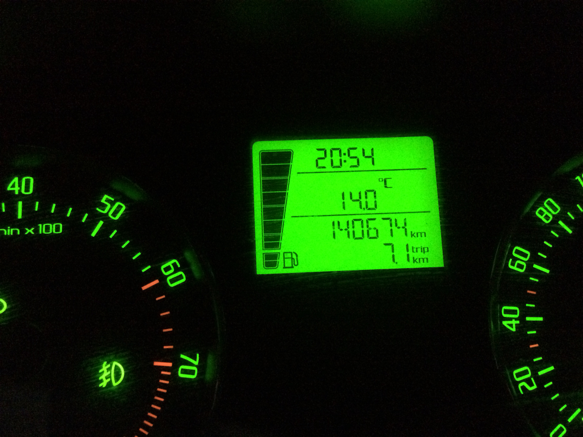 Расход fabia. Бортовой компьютер Skoda Fabia 1 функции. Шкода Фабия расход топлива на 100 км. Огромный расход Фабия 1. Ключ на бортовом компьютере на Шкода Фабия 2005.
