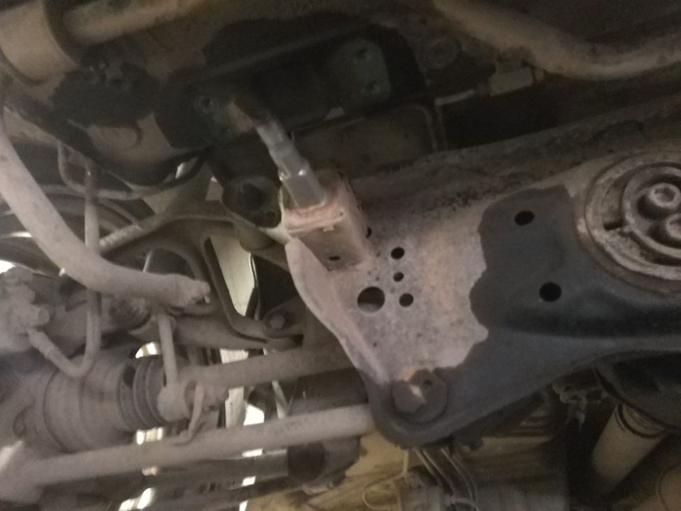 Установка шайб подрамника и замена сайлентблока косого рычага — Toyota ...