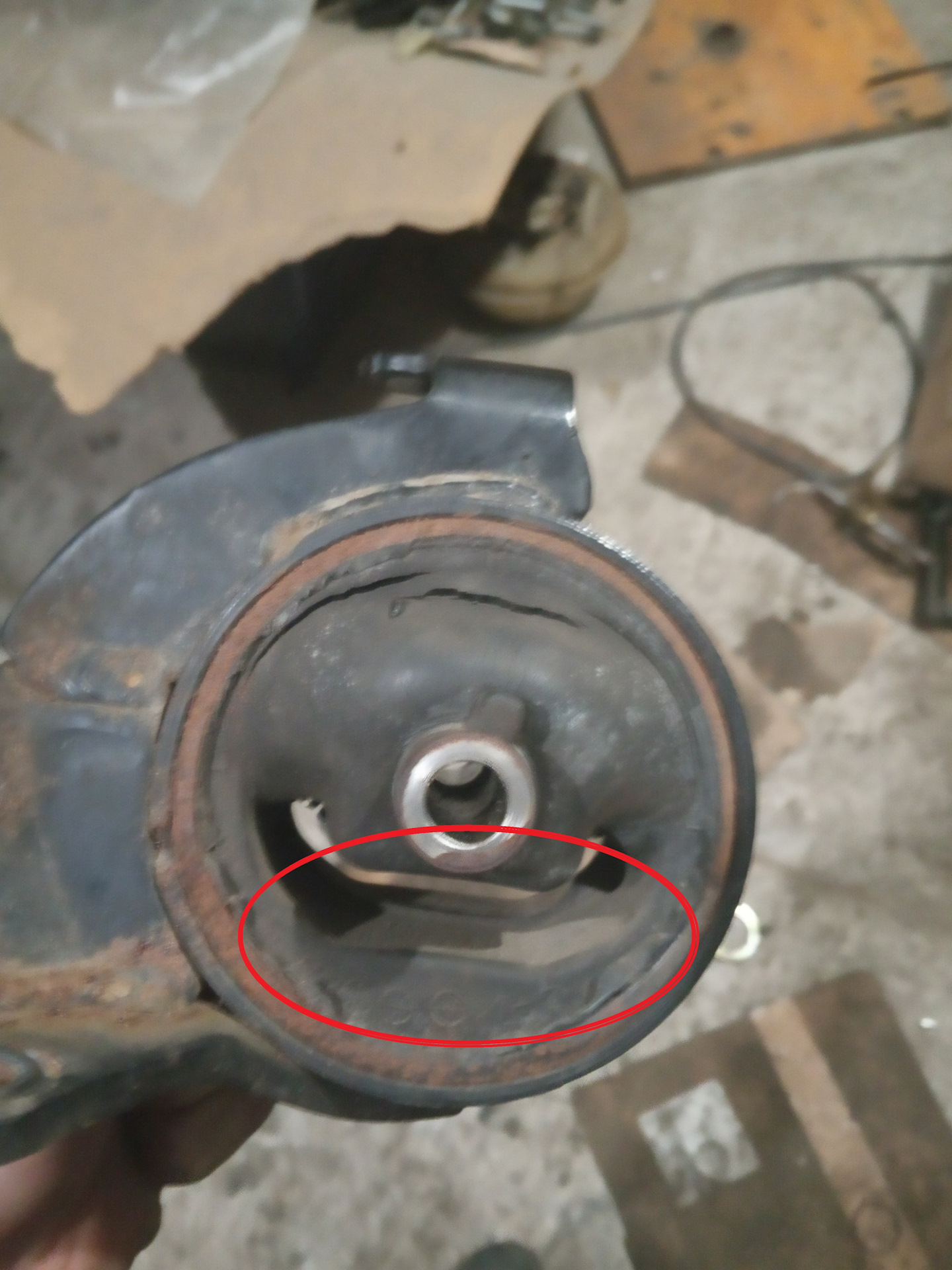 Может ли стучать подушка двигателя. Опора двс приора 2. Может ли стучать подушка двигателя. Может ли стучать подушка двигателя. Опоры двигателя на фольксваген поло седан.