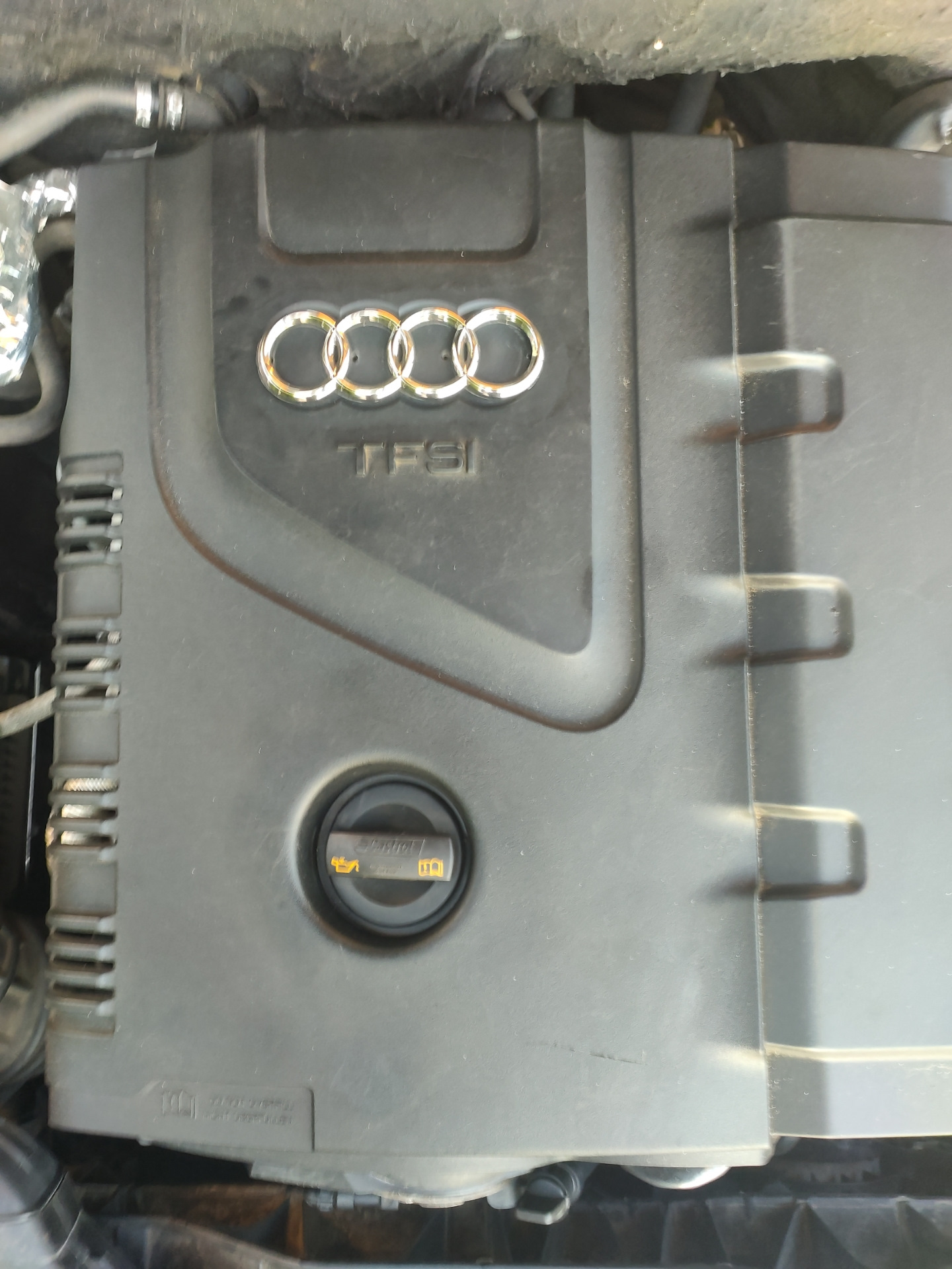 Шильдик на крышку двигателя — Audi A4 (B8), 1,8 л, 2009 года ...