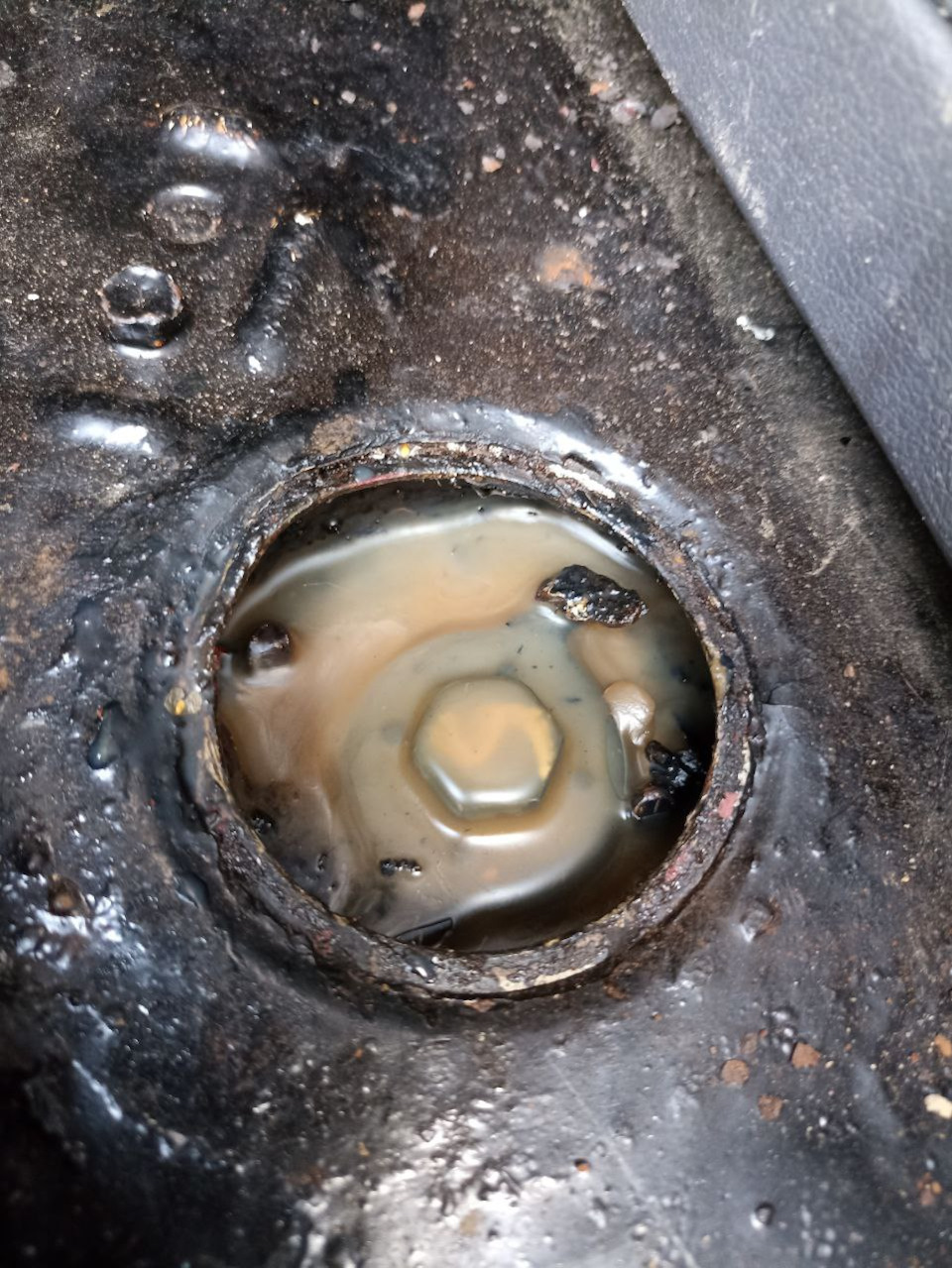 — Я сам видел, как они это делают. Просто заливают все к е**ням этим говном! ^ реж. Квентин Тарантино / пер. Дмитрий Пучков (Криминальное чтиво, 1994) — Toyota 4Runner (2G)