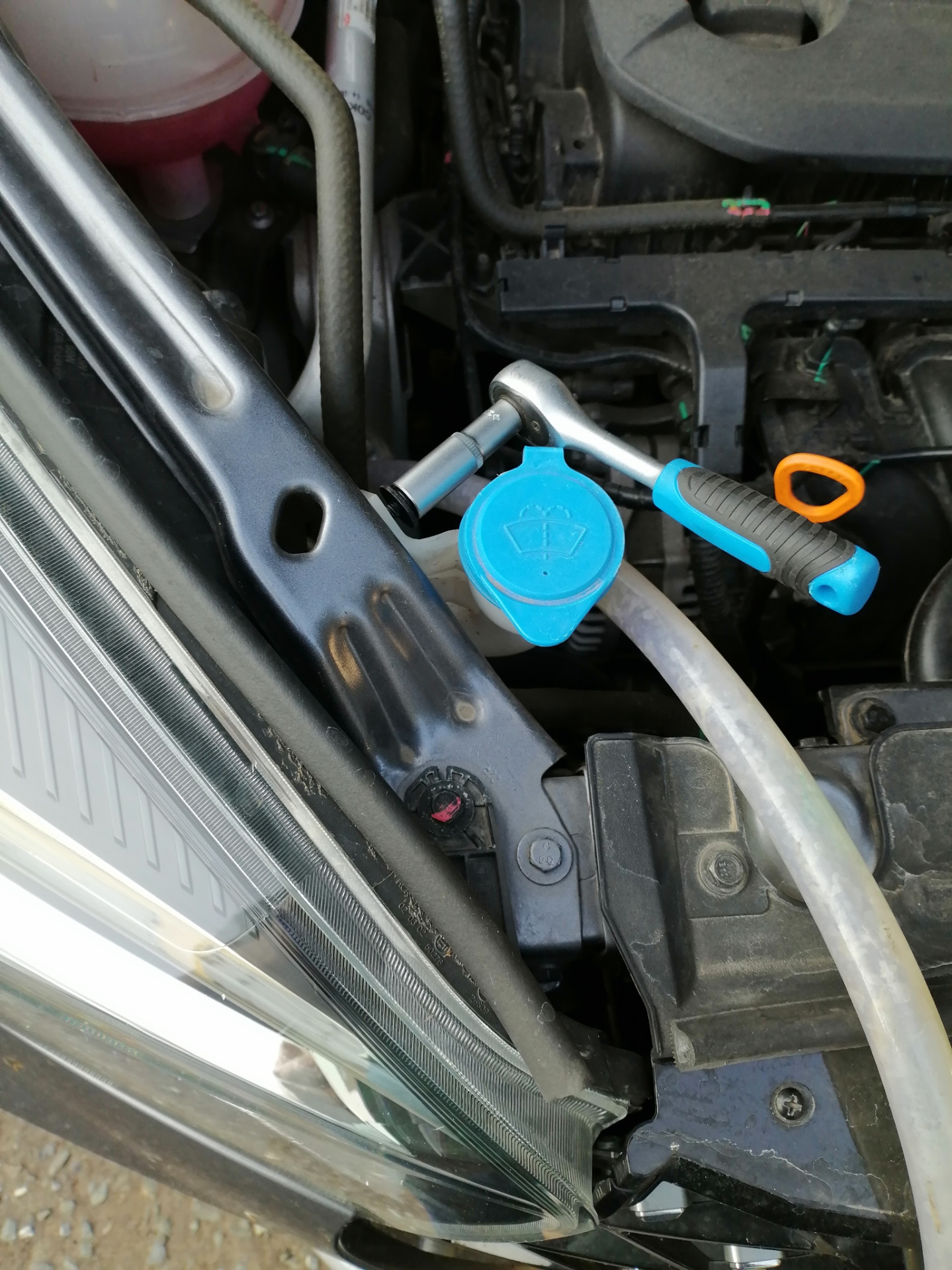 Замена тосола на ваз 21093. Сливная пробка антифриза калина 16 клапанов. Шланг бензобака 2114. Пробка слива антифриза ланос 1. Сливной болт антифриза ваз 21099.