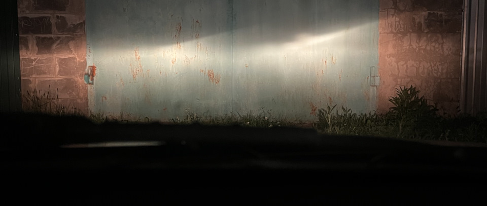 Свет после установки электрокорректора. Что характерно, при таком положении я никого не слеплю (по крайней мере, со «встречки» мне никто не моргал). Нет, конечно, на регулировку съездить все же надо будет — Lada Granta (2G) FL