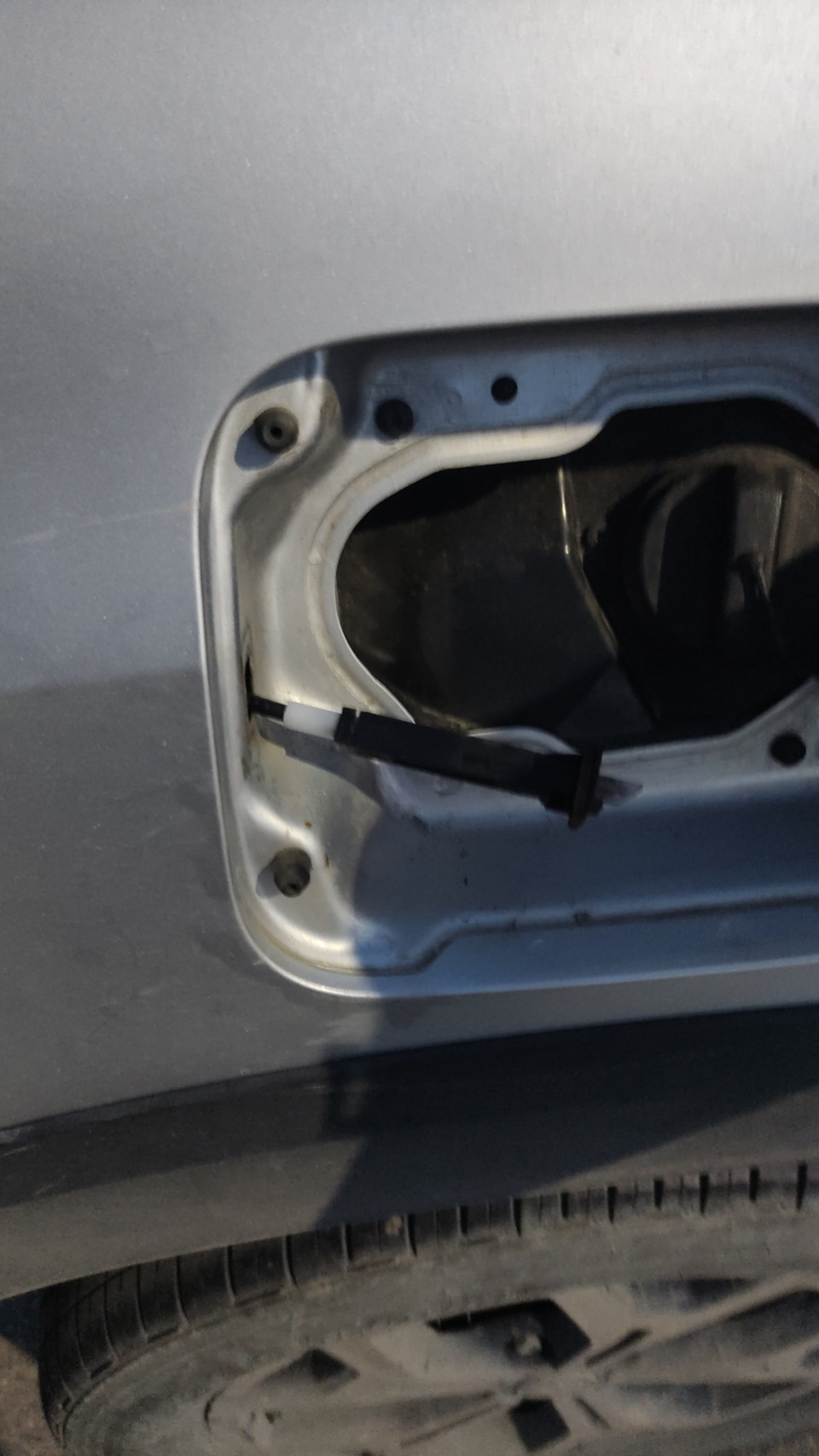 Замок лючка бензобака — замена — Renault Duster (2G), 1,3 л, 2021 года ...